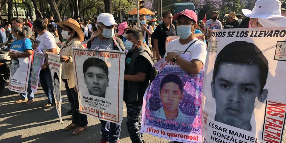 A 90 meses de su desaparición, familiares de los 43 normalistas de Ayotzinapa marchan en CDMX.