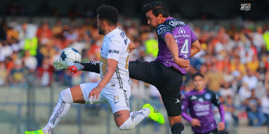Rogério y Oswaldo Alanís pelean un balón durante el cotejo entre Pumas y Mazatlán FC.