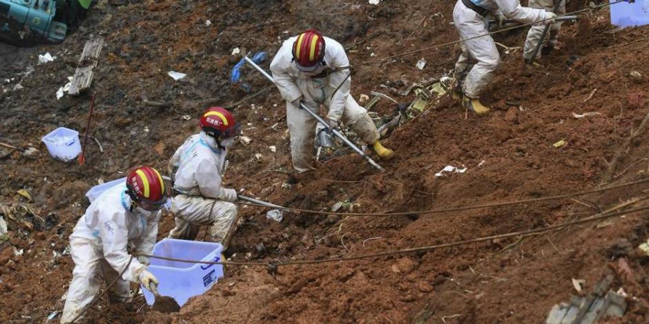Personal de búsqueda y rescate trabajan en el lugar del accidente del vuelo de China Eastern que se desplomó el pasado lunes.