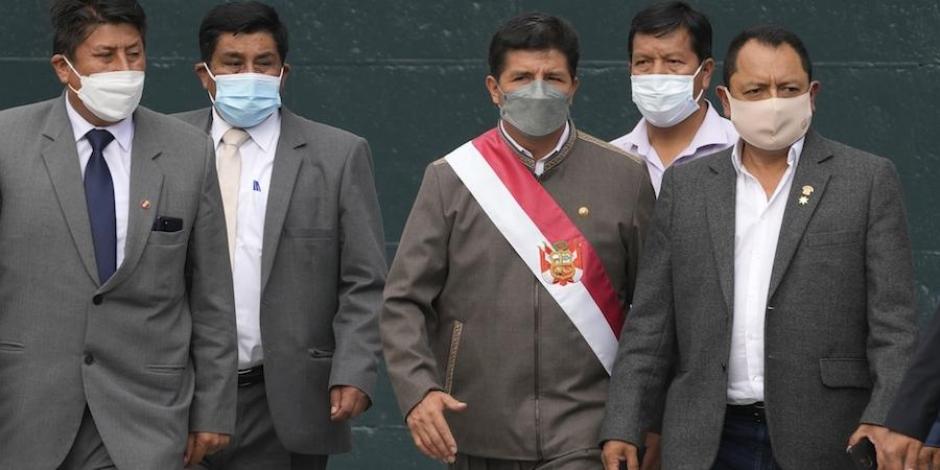 El presidente peruano, con la banda presidencial, al llegar al Congreso, ayer.