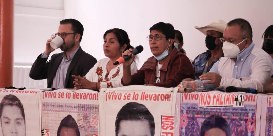 Padres de los 43 normalistas de Ayotzinapa.