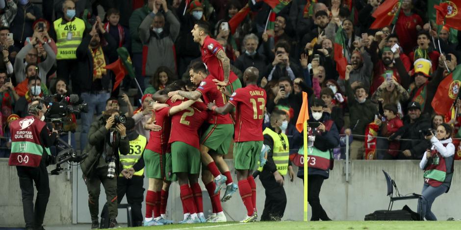 Jugadores de Portugal festejan uno de sus goles contra Macedonia del Norte en la repesca europea rumbo a Qatar 2022.