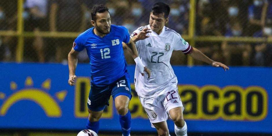 Marvin Monterrosa e Hirving Lozano durante el duelo más reciente entre El Salvador y México, el pasado 13 de octubre, cuando el Tricolor se impuso 2-00 en el Estadio Cuscatlán.