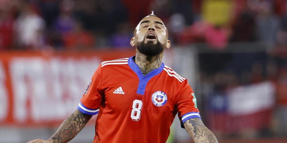 Arturo Vidal lamenta una falla durante el duelo entre Chile y Uruguay en las última fecha de las eliminatorias sudamericanas para el Mundial Qatar 2022.
