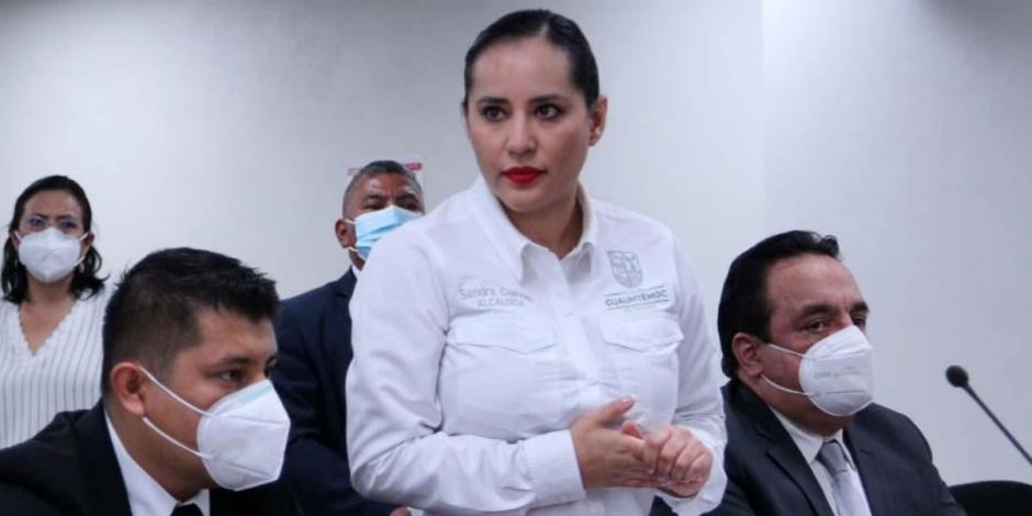 Sandra Cuevas, alcaldesa de Cuauhtémoc, durante la disculpa pública a tres mandos policiales