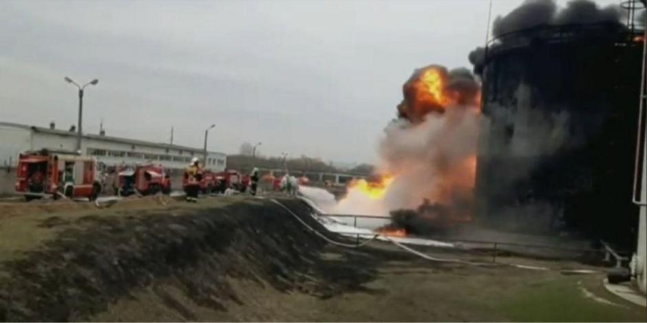 Arde centro logístico en Rusia; Moscú acusa ataque ucraniano con helicópteros.