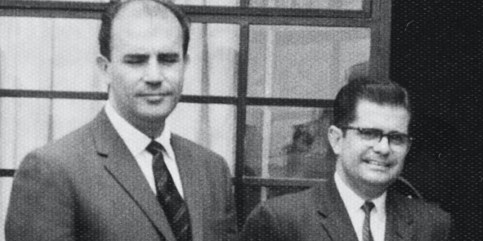 José Luis Martínez con Miguel León-Portilla en la residencia de la Embajada de México en Perú, 1961.
