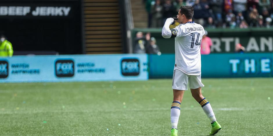 Javier "Chicharito" Hernández festeja su gol contra el Portland Timbers en la MLS.