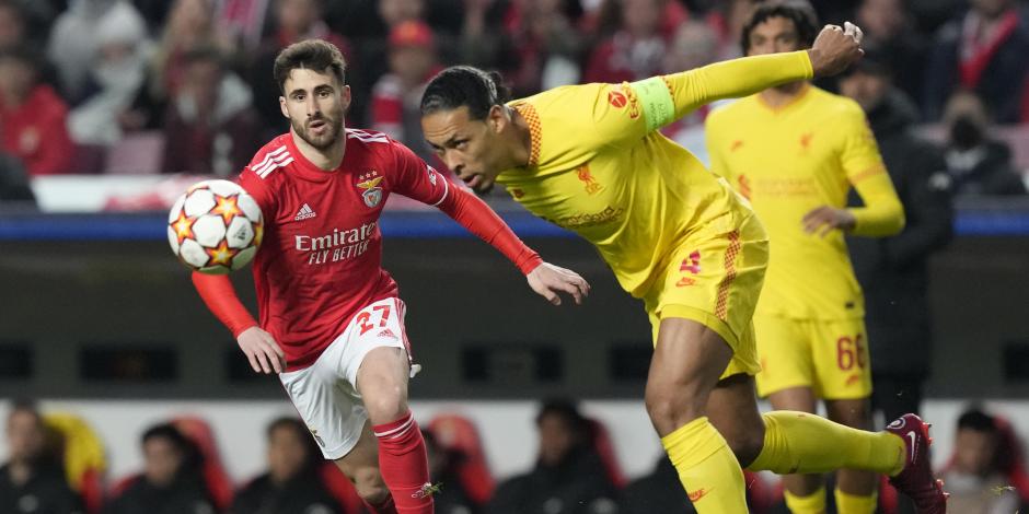 Virgil van Dijk, del Liverpool, aleja el balón de Rafa Silva, del Benfica, en los cuartos de final de la Champions League.