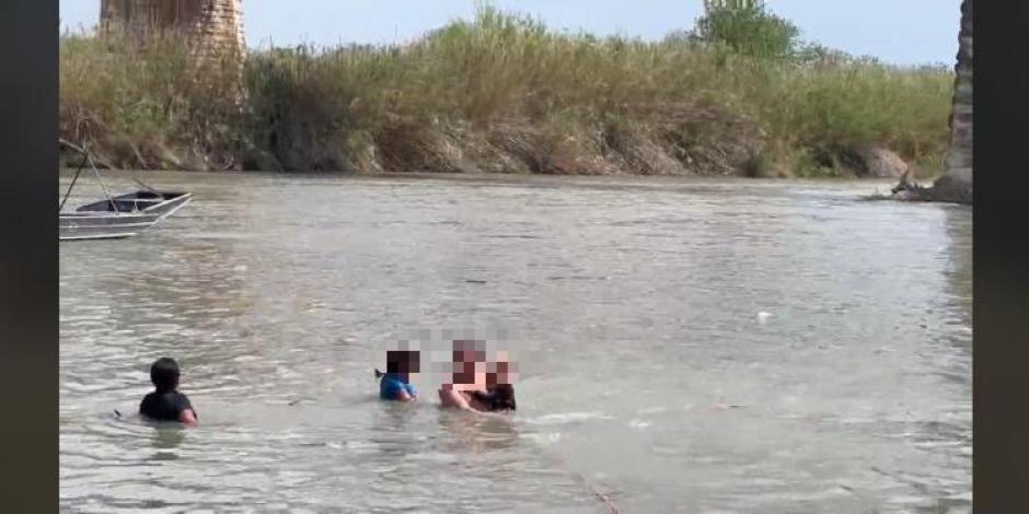 Migrantes rescatados del Río Bravo.