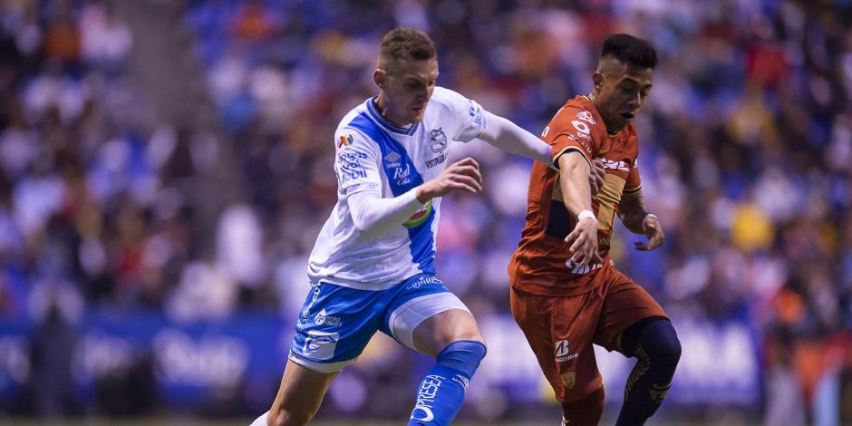 Lucas Jaques, de Puebla, y Omar Islas, de Pumas, durante el duelo entre ambos equipos en el Estadio Cuauhtémoc.