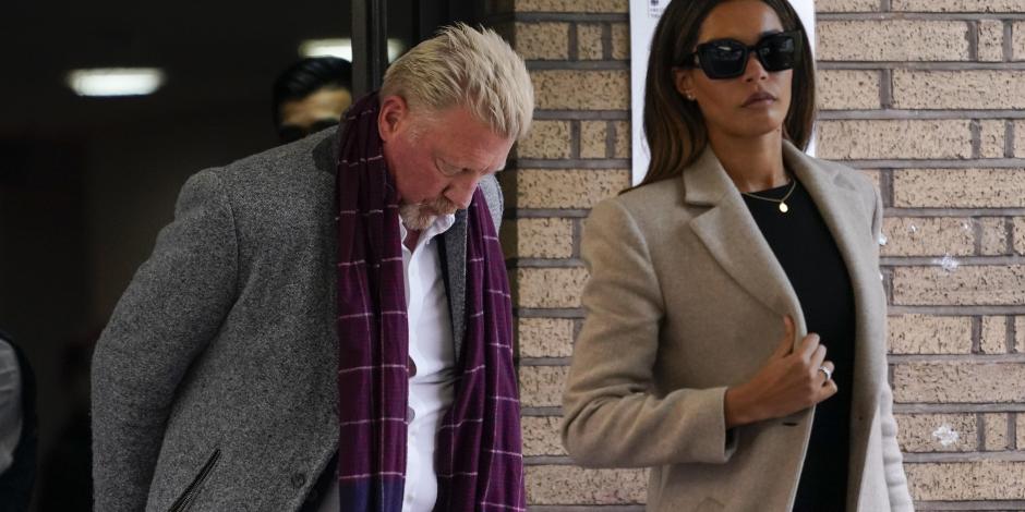 Boris Becker, tenista exnúmero uno del mundo, y su pareja, Lilian de Carvalho Monteiro, salen del juzgado de la Corona de Southwark.