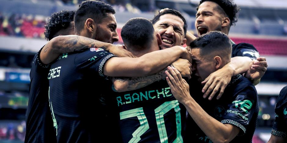Jugadores del América celebran un gol en la Liga MX.