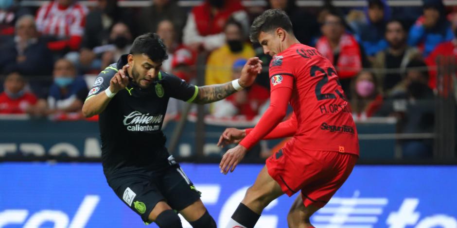 Alexis Vega, delantero de Chivas, intenta eludir a Haret Ortega, defensa del Toluca, en el duelo más reciente entre ambos equipos, el pasado 9 de abril.