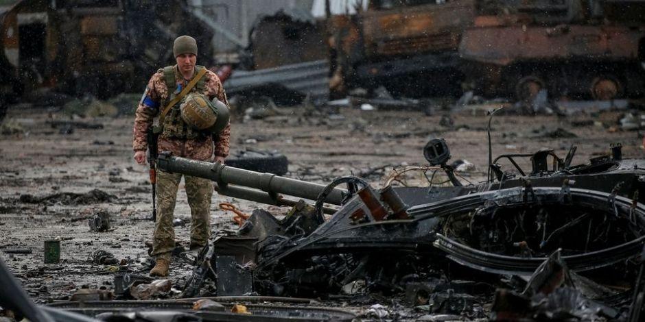 Soldado de Ucrania en el recinto del aeródromo de Antonov, mientras continúa la operación militar rusa.