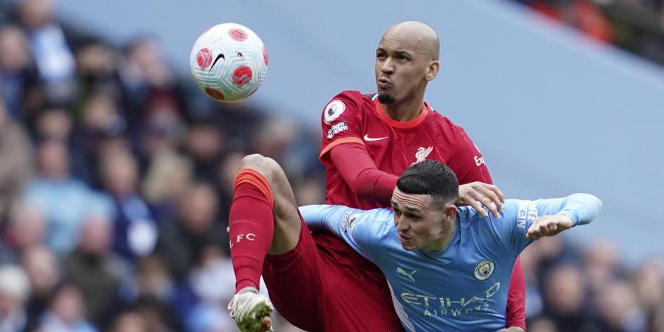 Fabinho, del Liverpool, pelea el balón con Phil Foden, del Manchester City, durante la Jornada 32 de la Premier League.