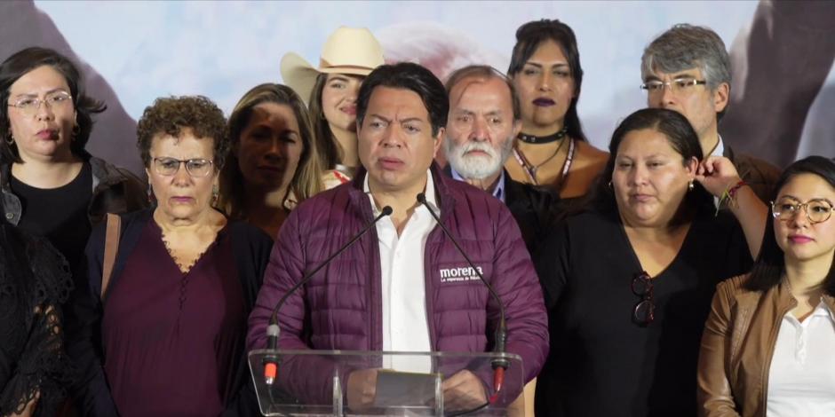 Mario Delgado (al centro), dirigente nacional de Morena, durante conferencia de prensa.