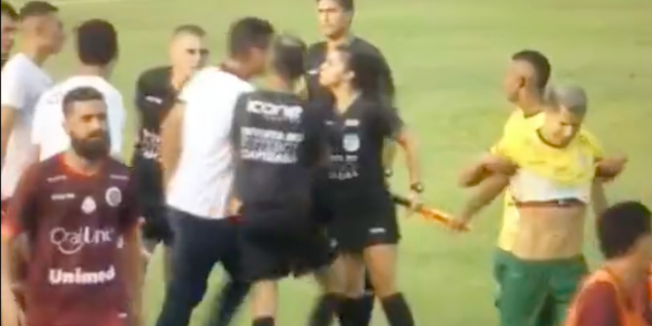El DT del Desportiva Ferroviária agredió a la árbitra asistente con una cabezazo durante el Campeonato Capixaba
