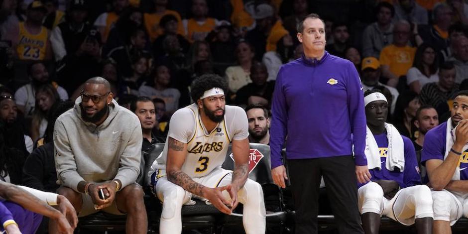 Jugadores de Lakers y su coach observan otra derrota.