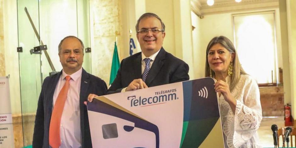 Luis Gutiérrez (IME), Marcelo Ebrard y Rocío Mejía (Telecomm), ayer.