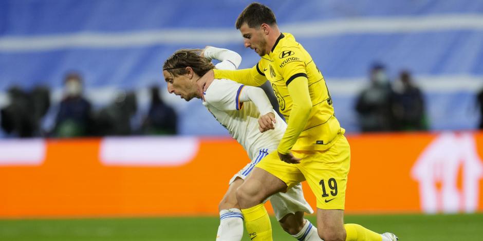 Luka Modric y Mason Mount disputan el balón durante el duelo entre Real Madrid y Chelsea en la cancha del Santiago Bernabéu.