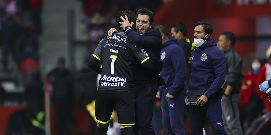 JJ Macías y Marcelo Michel Leaño festejan el gol del delantero en el duelo entre Chivas y Toluca, el pasado 9 de abril.
