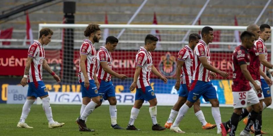 Futbolistas de Chivas después de un partido del club en la Liga MX.