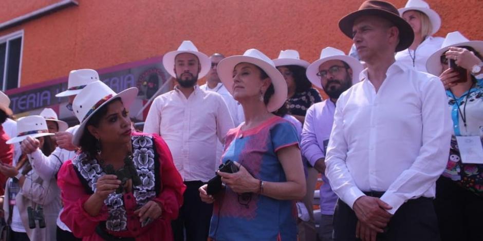 Claudia Sheinbaum, jefa de Gobierno de la CDMX (al centro), durante el Viacrucis en Iztapalapa.