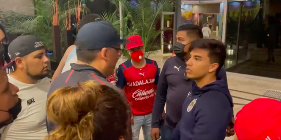 Fernando Beltrán habla con aficionados de las Chivas.