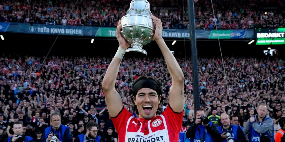 Erick Gutiérrez levanta la Copa de Holanda que obtuvo con su equipo, el PSV Eindhoven.