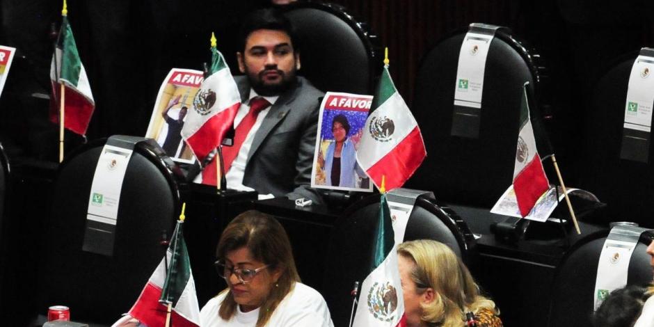 Carlos Miguel Aysa, exdiputado del PRI y quien decidió votar a favor de la Reforma Eléctrica, se encuentra sentado en su curul.