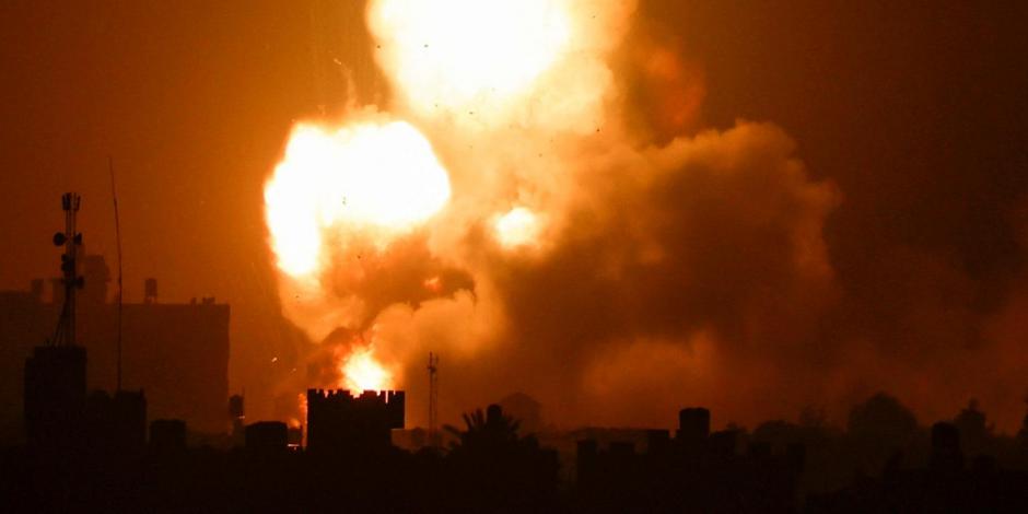 Las llamas y el humo se elevan durante los ataques aéreos israelíes en medio de un estallido de violencia entre Israel y Palestina, en el sur de la Franja de Gaza.