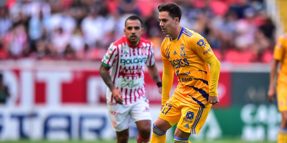 Sebastián Cordova toca el balón en el partido Necaxa vs Tigres, correspondiente a la Jornada 15 del Clausura 2022 de la Liga MX, en el Estadio Victoria, el 19 de Abril de 2022.