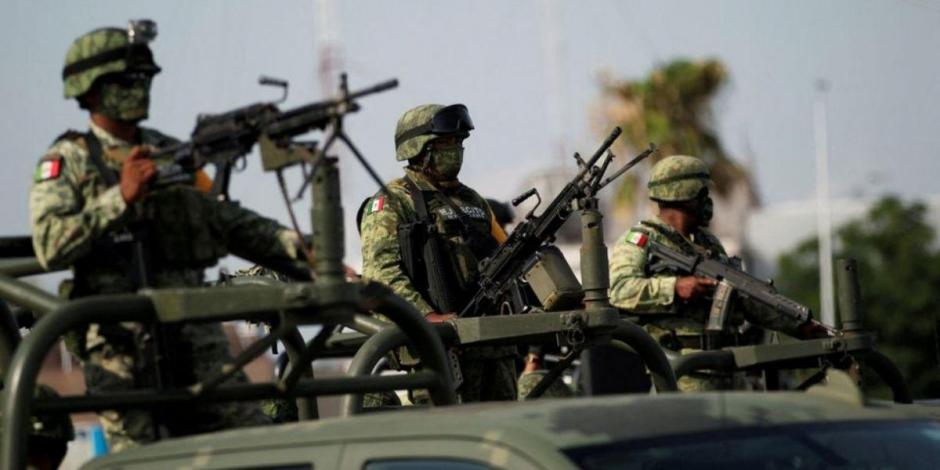 Soldados vigilan durante un operativo de seguridad para evitar secuestros y asaltos a viajeros en su paso por la carretera Monterrey-Nuevo Laredo en Sabinas Hidalgo, México.