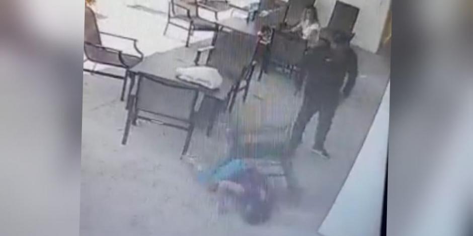 El momento en el que un sujeto agredió a una mujer en Querétaro, a quien afirmó que la "iba a matar", quedó captado en video.
