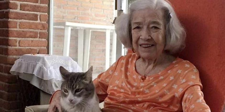Marcela del Río con su gata Ceniza, enero, 2022.