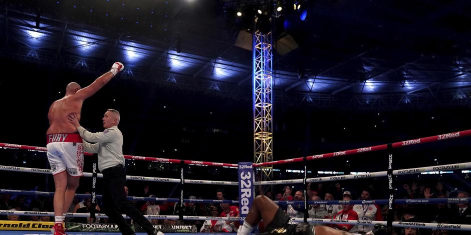 El británico Tyson Fury celebra después de noquear a su compatriota Dillian Whyte para retener su campeonato mundial de peso completo del CMB, en el estadio Wembley.