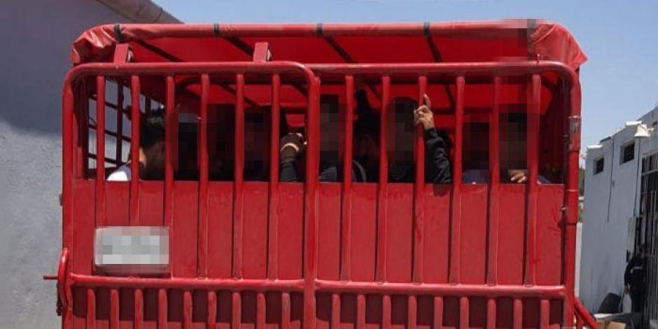 Detectan a 82 migrantes hacinados dentro de un remolque ganadero en el municipio de Arteaga, Coahuila.