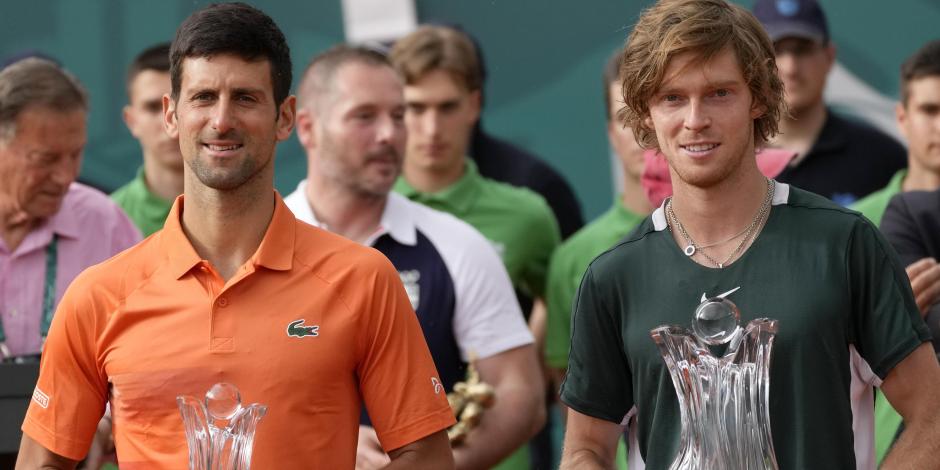 Andrey Rublev, derecha, posa con Novak Djokovic luego de la final en el Abierto de Serbia.