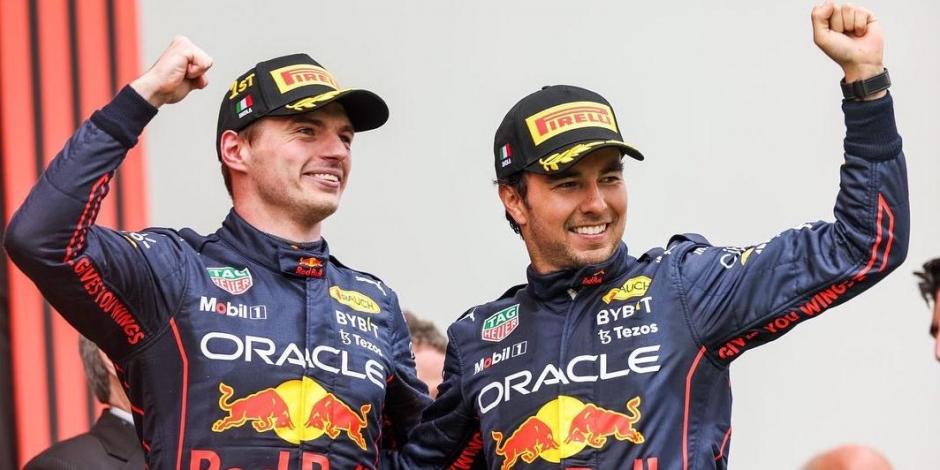 Max Verstappen y Checo Pérez celebran el podio en un Gran Premio de la F1.