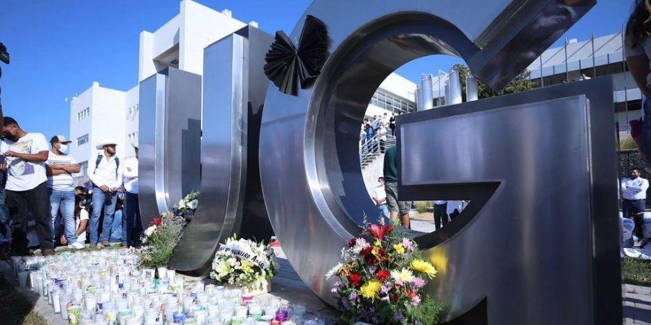 En la imagen: Flores y veladoras frente a las iniciales de la Universidad de Guanajuato, tras el asesinato de uno de sus estudiantes.