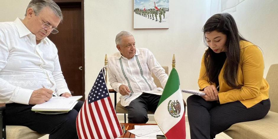 El canciller Marcelo Ebrard (der.) y el Presidente AMLO, junto con una traductora, ayer, durante la llamada.