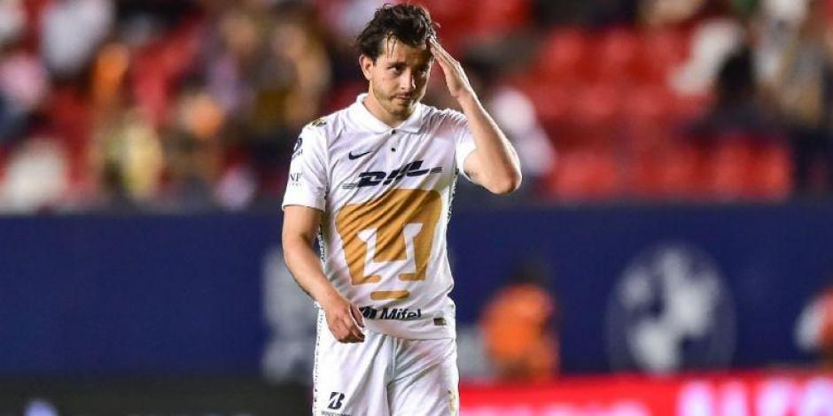 Alan Mozo lamenta una acción durante un partido de Pumas en la Liga MX.