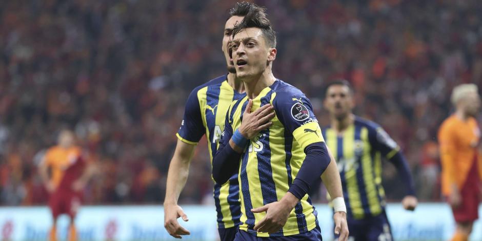 Mesut Özil, inversionista del Necaxa, festeja un gol con el Fenerbahçe.