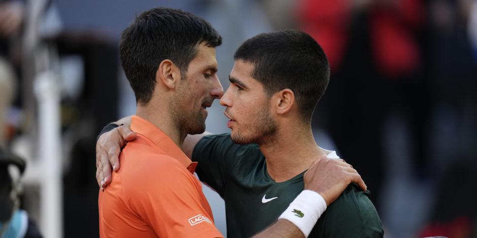 Novak Djokovic, izquierda, saluda a Carlos Alcaraz en la semifinal del Mutua Madrid Open.