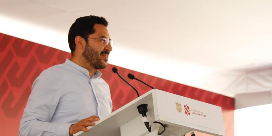 Martí Batres, secretario de gobierno de la CDMX, durante asamblea informativa en Azcapotzalco.