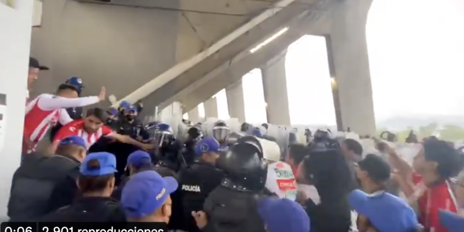 Momento en el que policías desalojan a aficionados del Necaxa del Estadio Azteca, durante el duelo ante Cruz Azul en el repechaje de la Liga MX.