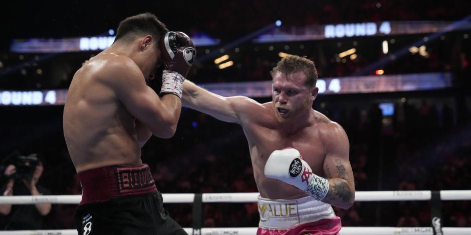 "Canelo" Álvarez conecta a Dmitry Bivol durante su pelea en Las Vegas.
