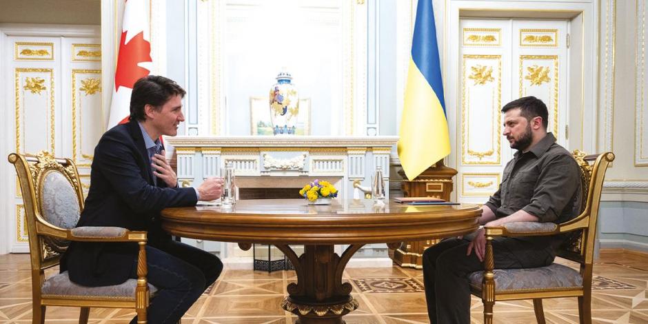 El primer ministro de Canadá, Justin Trudeau (izq.) se reúne con el presidente de Ucrania, Volodimir Zelenski.