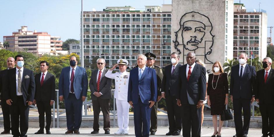 El Presidente López Obrador, ayer con parte de su gabinete al rendir homenaje a José Martí; al fondo, la figura del Che Guevara